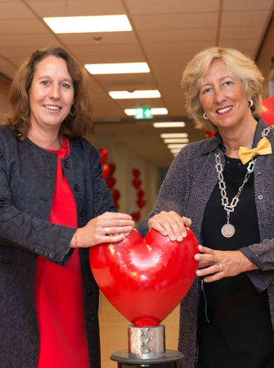 Burgemeester Laila M. Driessen en Marja Ho-Dac openen CCU-Complex Alrijne Ziekenhuis.jpg