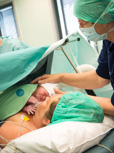 Buideldoek voor hechting moeder en kind bij keizersnee (1).jpg