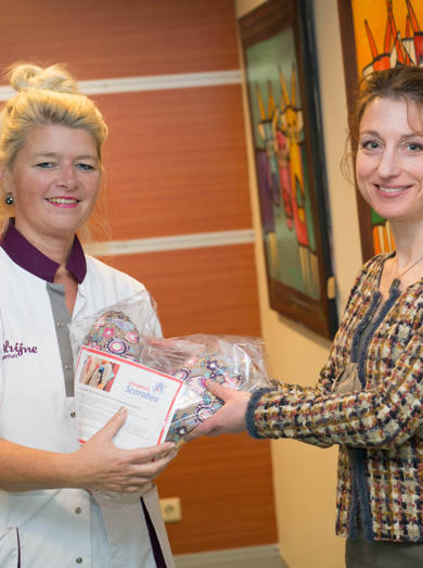 overhandiging pillow.jpg