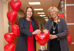 Burgemeester Laila M. Driessen en Marja Ho-Dac openen CCU-Complex Alrijne Ziekenhuis.jpg