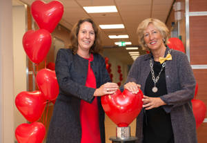 Burgemeester Laila M. Driessen en Marja Ho-Dac openen CCU-Complex Alrijne Ziekenhuis.jpg