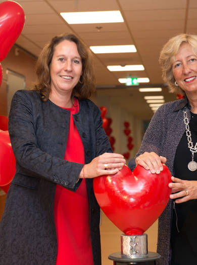 Burgemeester Laila M. Driessen en Marja Ho-Dac openen CCU-Complex Alrijne Ziekenhuis.jpg