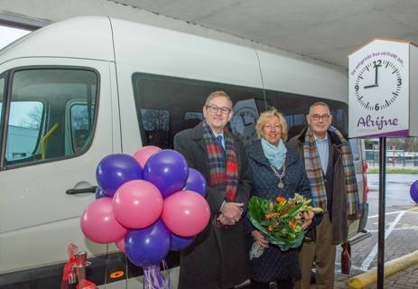 Mark de Jong, burgemeester Laila M. Driessen en Sam Pranger bij de Alrijne Pendelbus.jpg