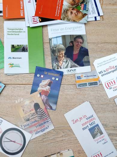 tafel met folders.jpg