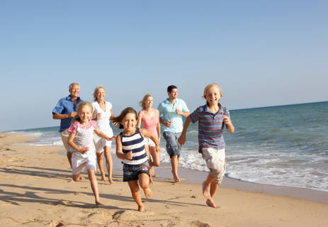 Def foto voor BBC familie rent over strand kleiner.jpg