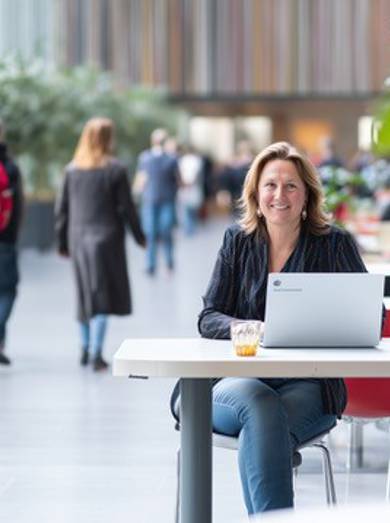 Oudere Vrouw Cyclusstoornissen AI