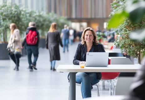Oudere Vrouw Cyclusstoornissen AI