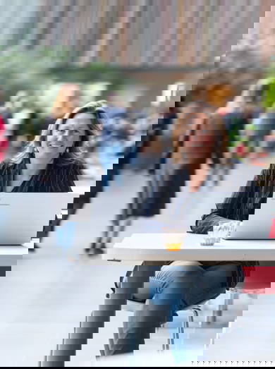 20250821 AI Gemaakt Beeld Jonge Vrouw Menstruatie Clinics Van Alrijne